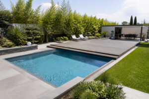 Piscine moderne avec terrasse coulissante