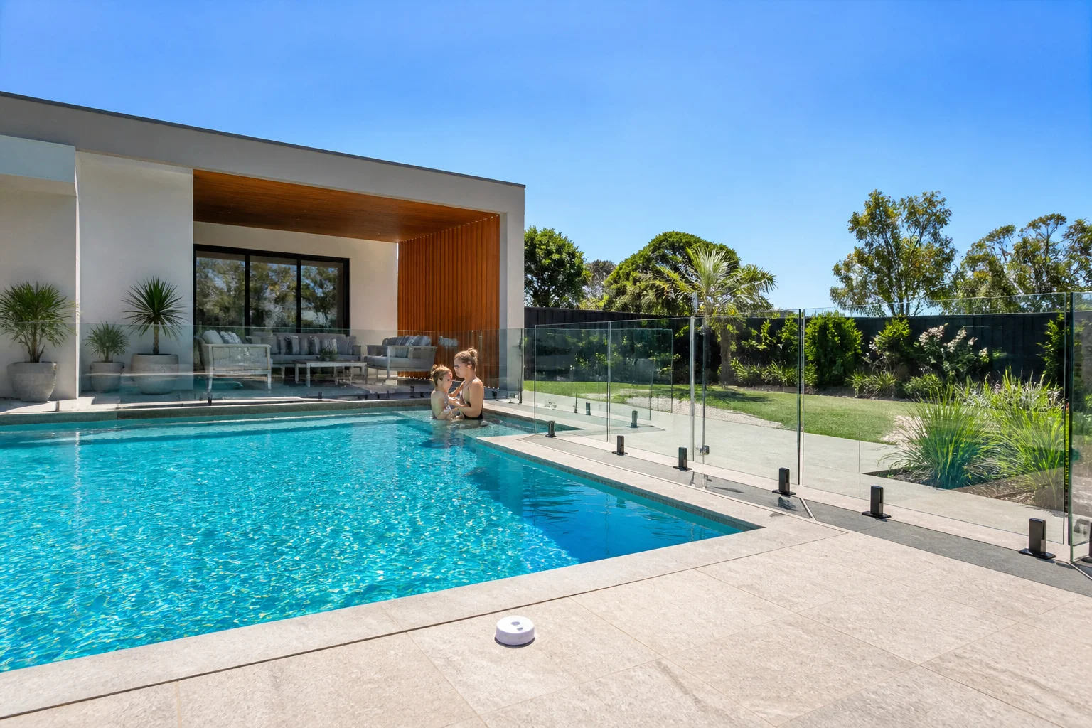 Piscine moderne avec securite pour enfants